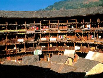 土楼一般高三至五层，一层为厨房，二层为仓库，三层以上为起居室。可居住200-700人。这是一座五层的土楼