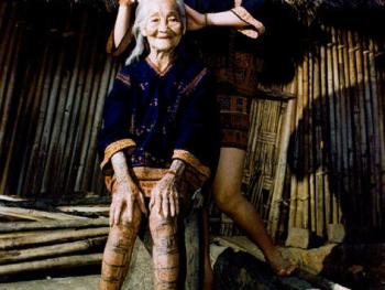 婆孙俩。2002年