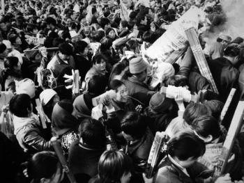 每年的农历二月十五是祭祖的正日，这天从各地来太昊陵的香客也达到了最高峰02