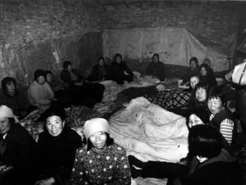 四里八乡来的香客就这样几十个人打着地铺挤在一间临时旅馆里