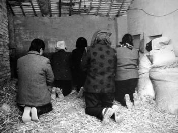远道而来的香客住在太昊陵附近农家的临时旅店里，每日饭前也必设案叩拜