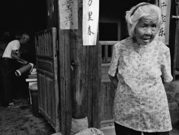 79岁的黄大妈是刘家的童养媳，已经在土楼里生活了70多年