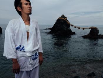 二见浦夫妇岩更换注连绳仪式01