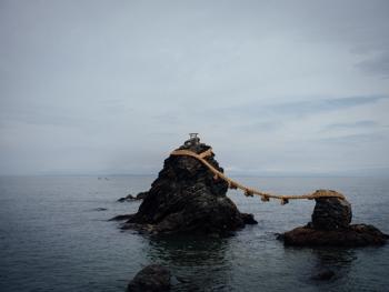 二见浦夫妇岩更换注连绳仪式02
